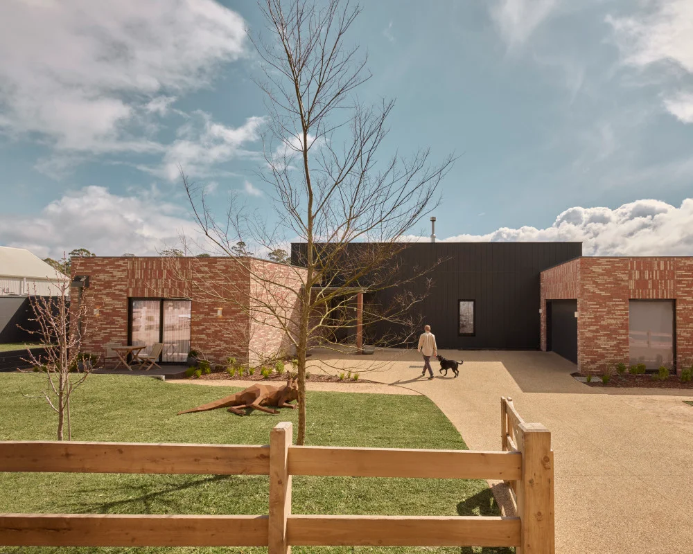 stria-cladding-fine-texture-exterior-TheBlock2025-House4-Daylesford-Julian-Brenchley-jameshardie9-Image Gallery JH Website