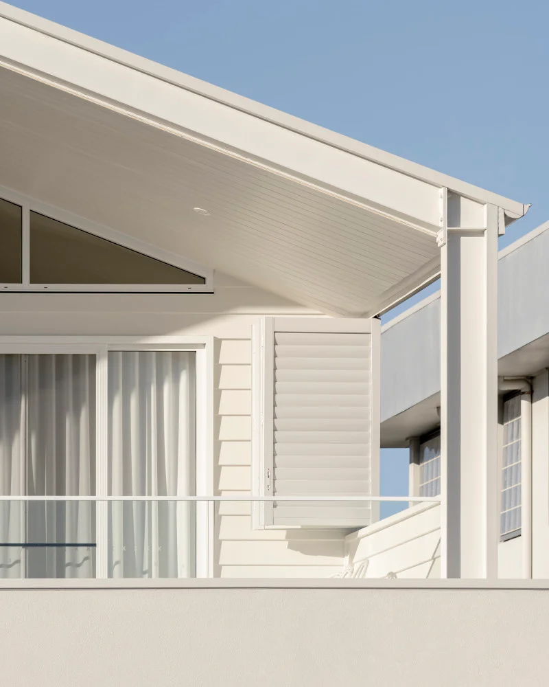 oblique-linea-brushed-concrete-hardie-axent-trim-exterior-modern-coastal-hsbuilding-debustudios-adamwalliscreative-jamehardie-8-JH Image Gallery Vertical