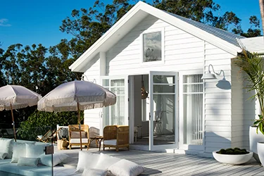 linea-weatherboard-moderncoastal-exterior-entertaining-house8-threebirdsrenovations-jameshardie-10