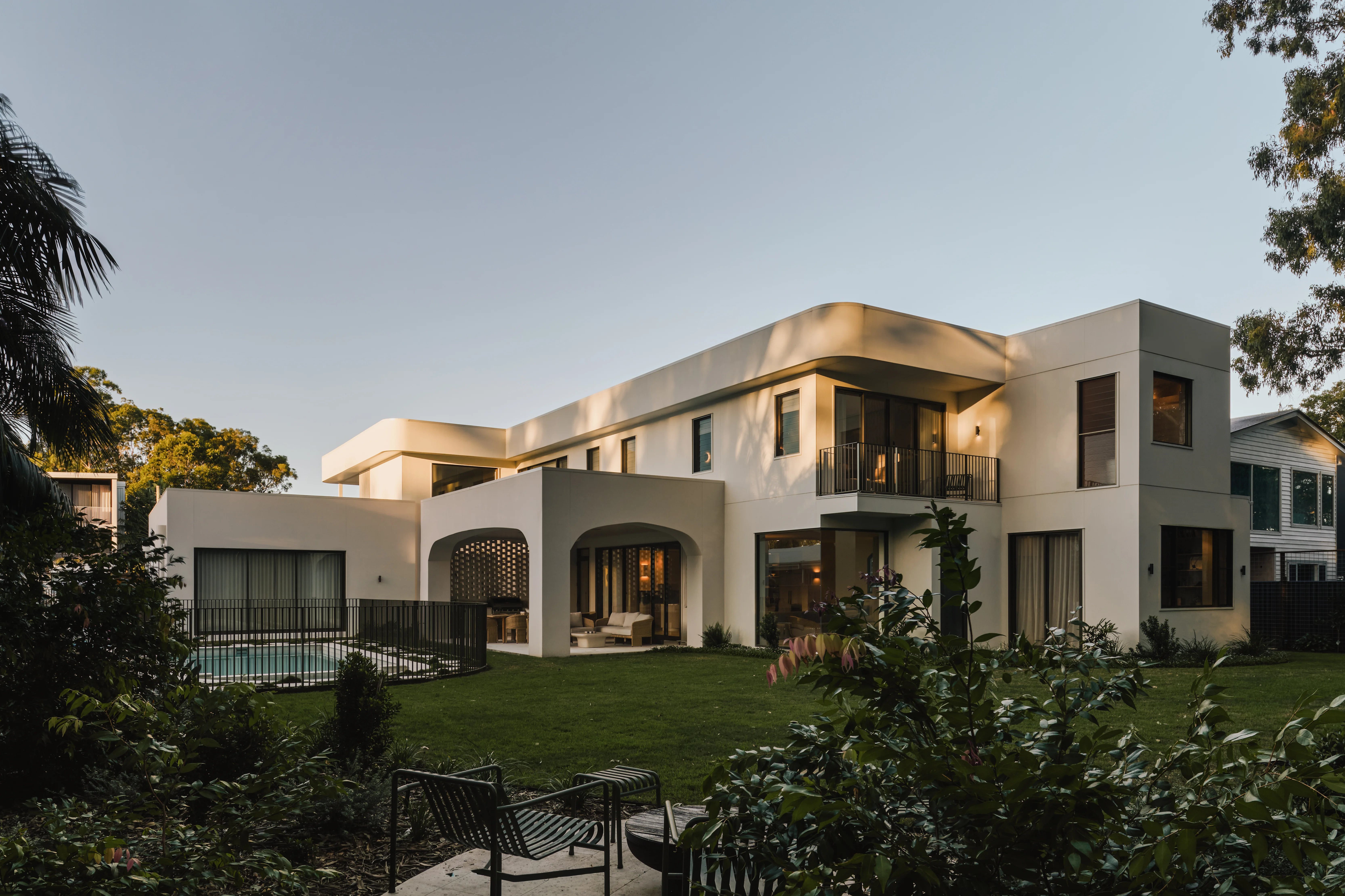 hardiebrushedconcrete-exterior-modernclassical-boganar-nathanbrowndesign-andymacphersonstudio-jameshardie-1