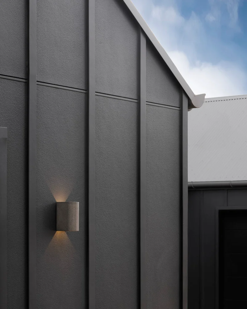 hardie-fine-texture-axent-trim-exterior-TheBlock2025-House5-Daylesford-Julian-Brenchley-jameshardie3-JH Image Gallery Vertical