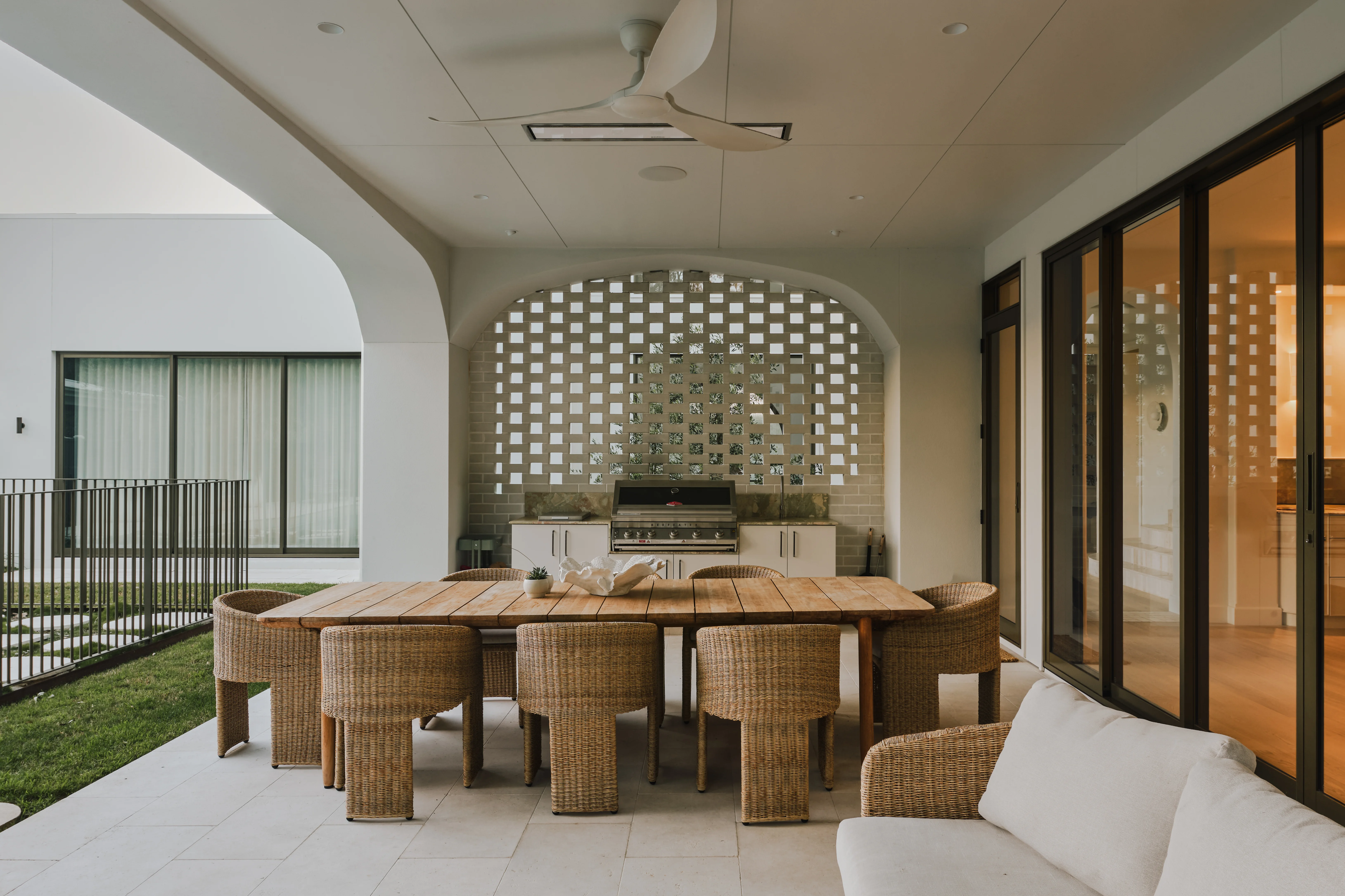 hardiebrushedconcrete-exterior-modernclassical-boganar-nathanbrowndesign-andymacphersonstudio-jameshardie-6