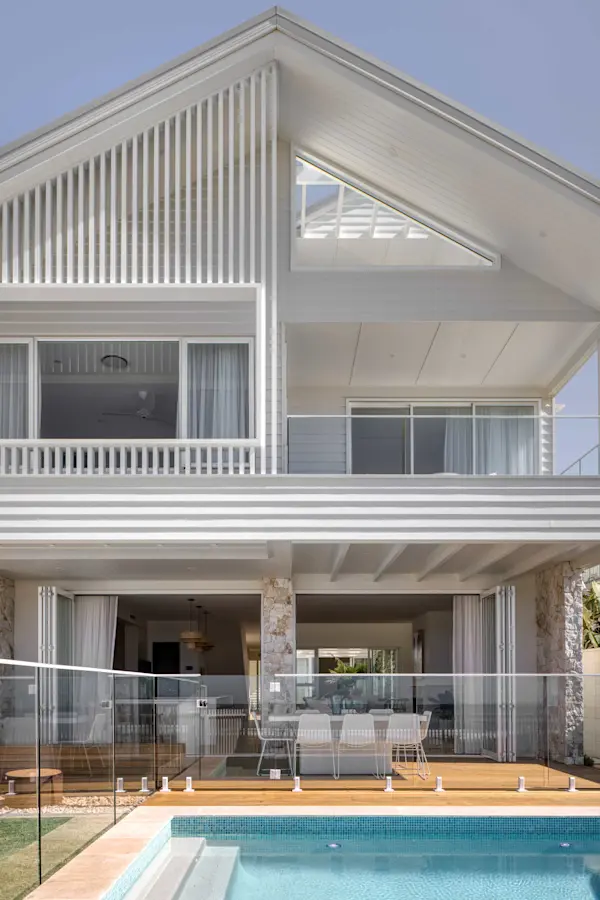 linea-weatherboard-exterior-moderncoastal-currumbinbeachhouse-habitatstudioarchitects-makinconstruction-kristianvanderbeekphoto-jameshardie-9