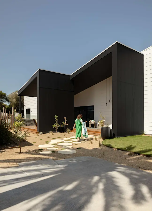 stria-axon-cladding-exterior-midcenturymodern-theblock2024-house4-natspadaphotography-jameshardie-9