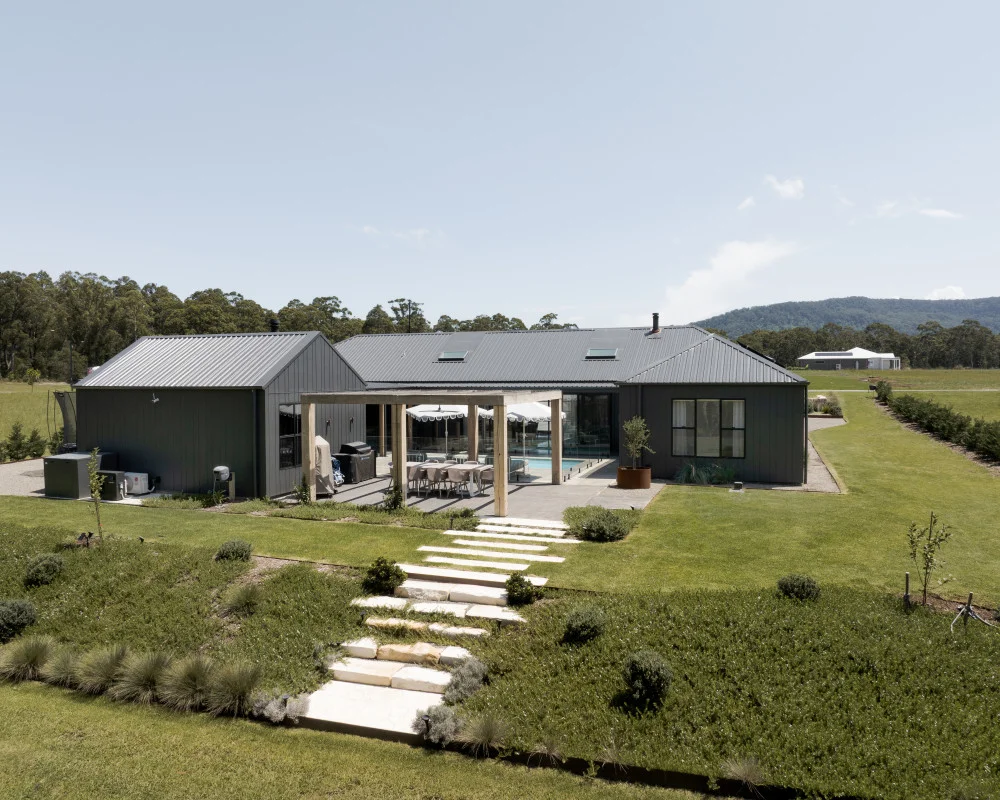 hardie-oblique-cladding-exterior-modernfarmhouse-tapitallee-stroudhomesnowra-studiohill-jameshardie-47 zpj2qf-Image Gallery JH W