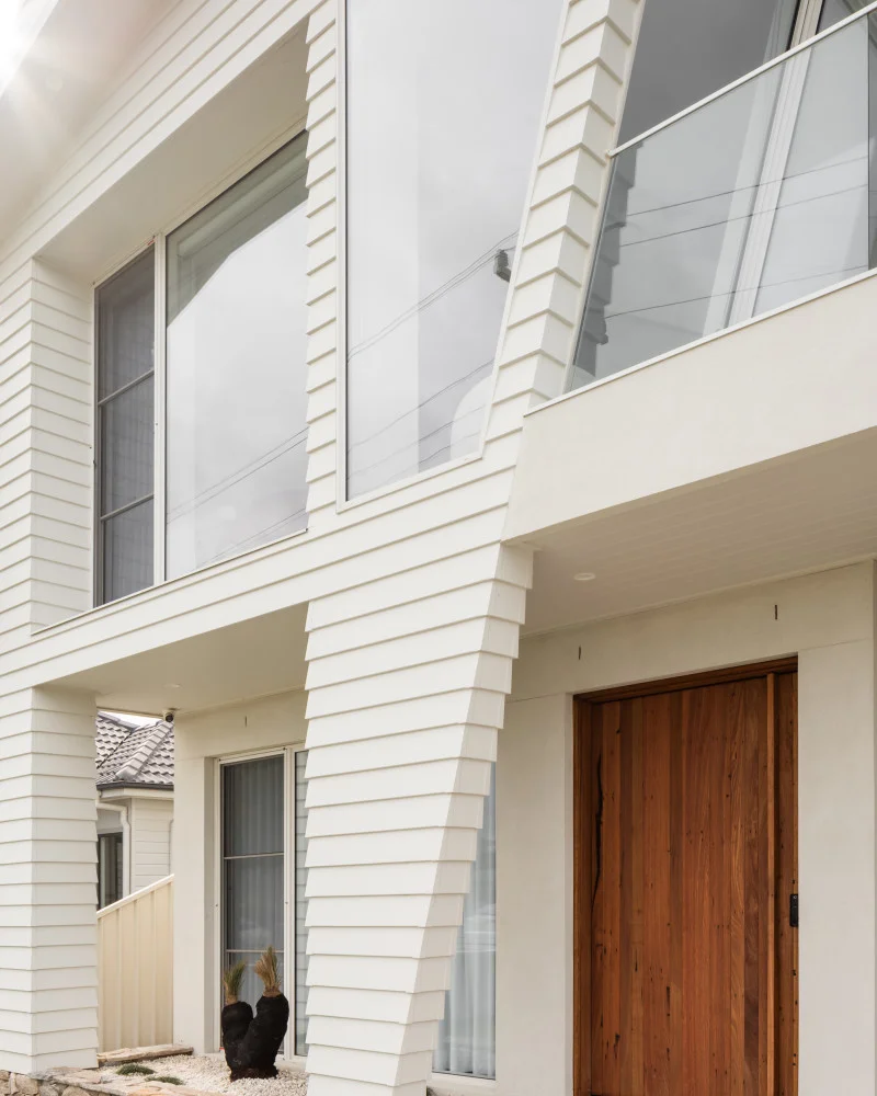 linea-weatherboard-axon-cladding-exterior-midcenturymodern-woonona-lambertbuildinggroup-timshawphotography-jameshardie-9-JH Image Gallery Vertical