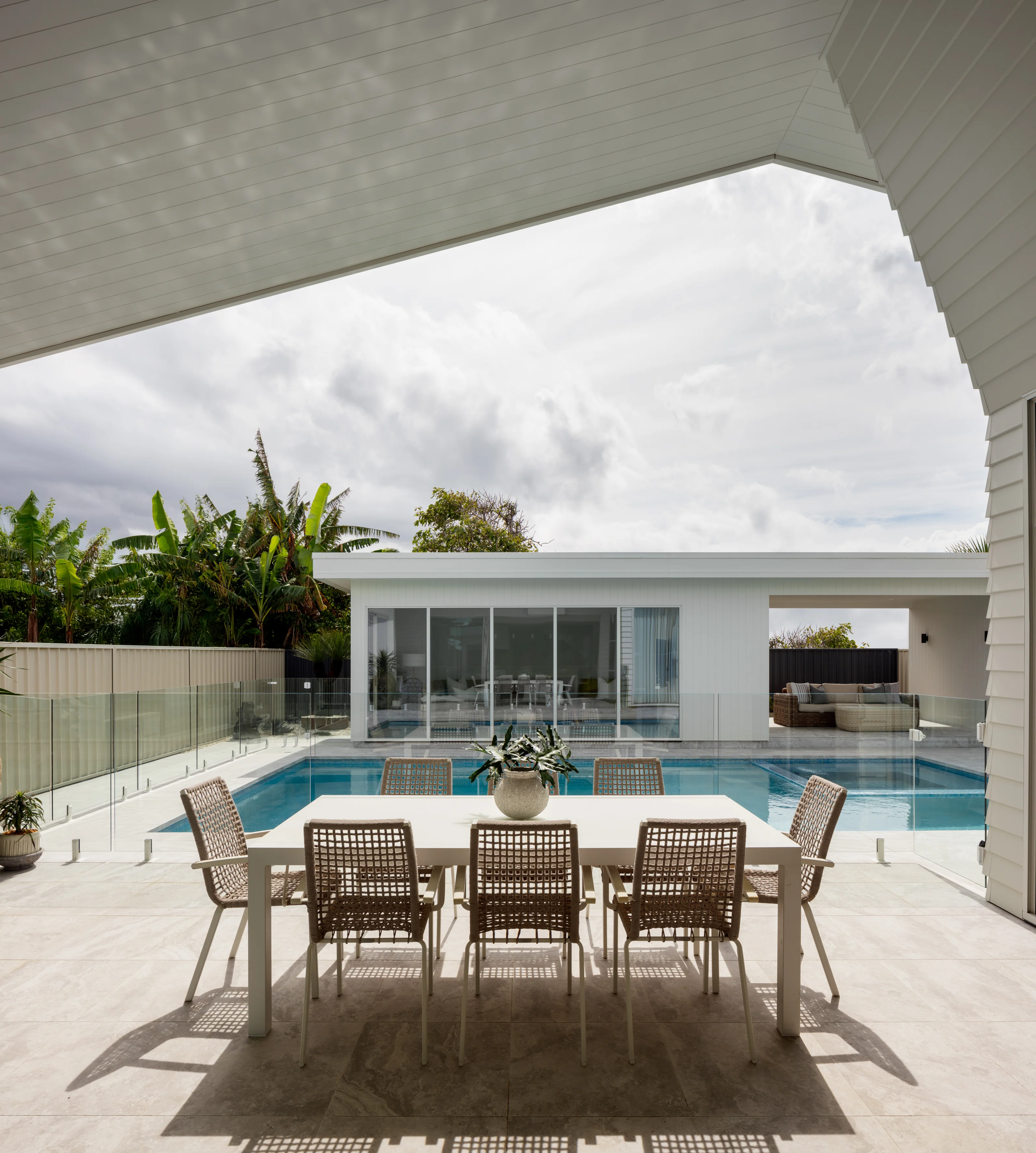 linea-weatherboard-axon-cladding-exterior-midcenturymodern-woonona-lambertbuildinggroup-timshawphotography-jameshardie-17