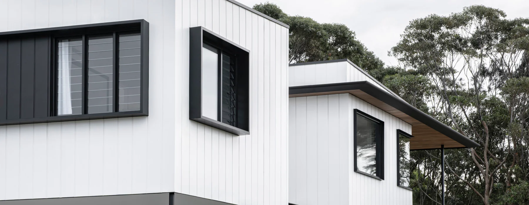 article-header-oblique-cladding-linea-weatherboard-exterior-boxmodern-escarpmentbuilding-debustudios-rachaelmiklasdesigndetail-adamwalliscreative-jameshardie