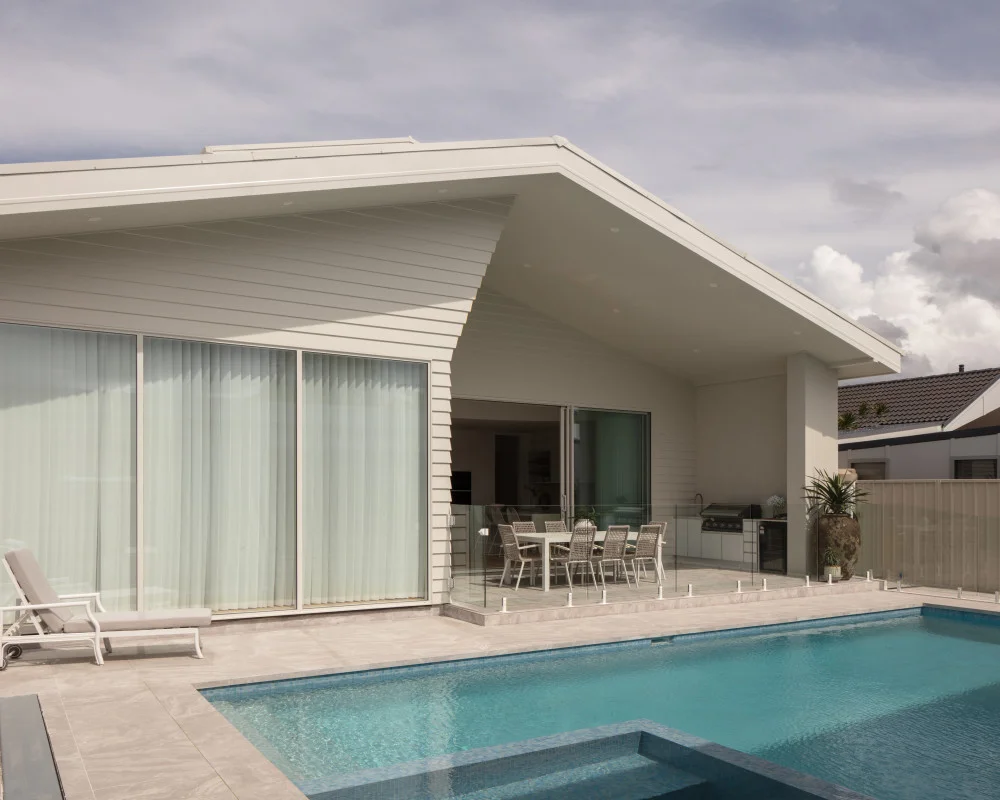 linea-weatherboard-axon-cladding-exterior-midcenturymodern-woonona-lambertbuildinggroup-timshawphotography-jameshardie-18-Image Gallery JH Website