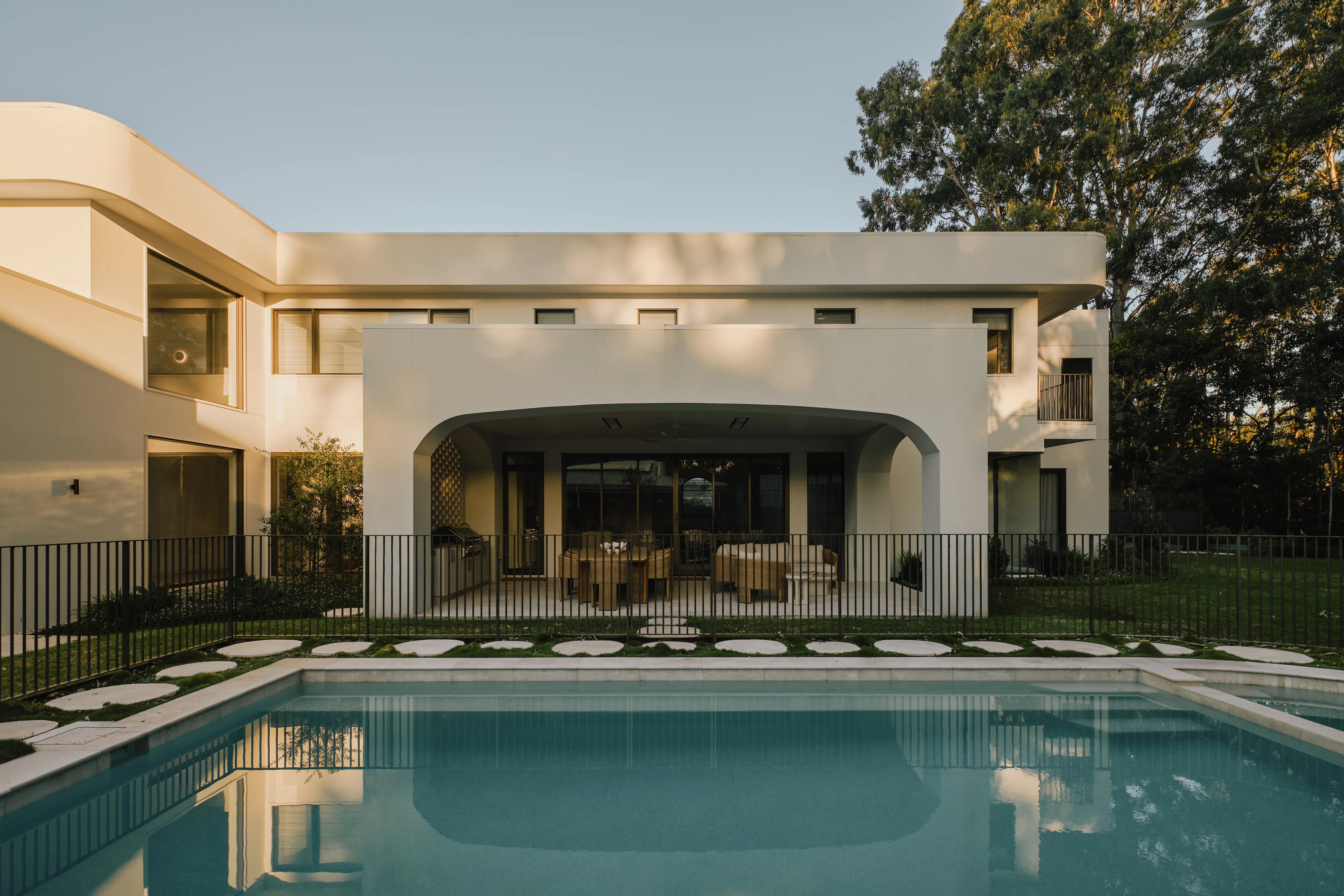hardiebrushedconcrete-exterior-modernclassical-boganar-nathanbrowndesign-andymacphersonstudio-jameshardie-5