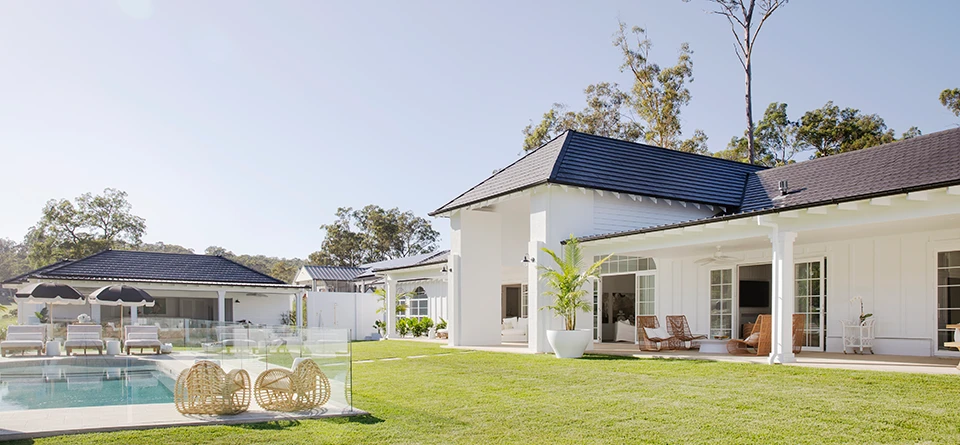 hardieflex-moderncoastal-exterior-3birdsrenovations-house13-jameshardie