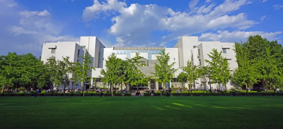 l'Université Tsinghua à Pékin.