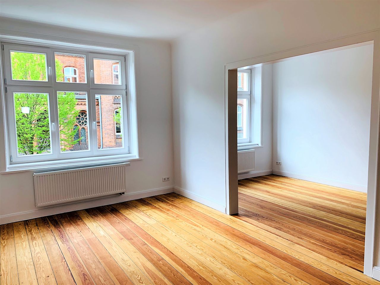 Blick Wohnzimmer ins Esszimmer