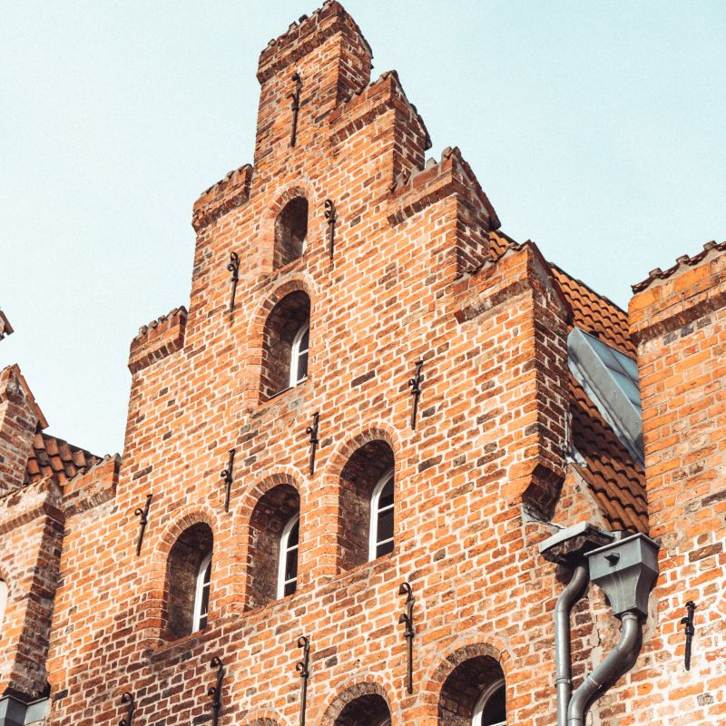 Ansicht einer typischen Lübecker Backsteinfassade in der Innenstadt 