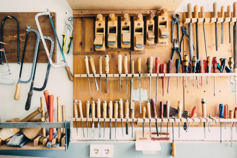 Werkstattwand voller verschiedener Werkzeuge wie Handsägen und Schraubenzieher. Sie sind als Handwerker auf der Suche nach neuen Wachstumsmöglichkeiten für Ihren Betrieb? Wir arbeiten eng mit Handwerkern im Bereich Sanierung und Renovierung zusammen!
