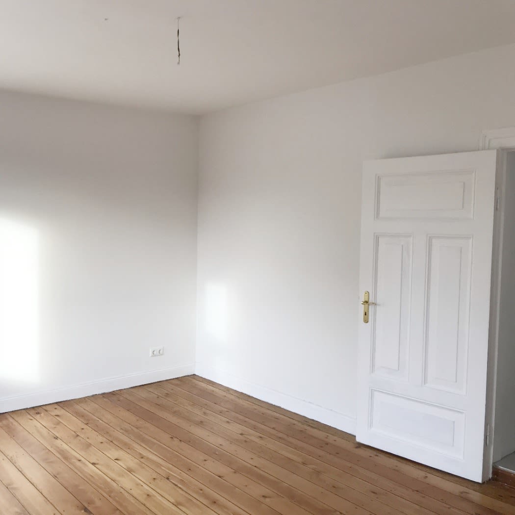 Blick in das Zimmer einer sanierten Altbauwohnung mit Echtholz-Parkettboden in Lübeck. Wir bieten Ihnen attraktive Neubauten oder sanierte Wohnungen sowie Häuser zum Kauf oder zur Miete.