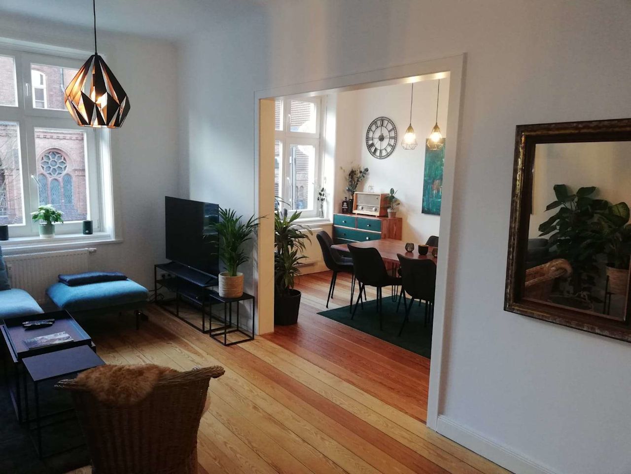 Blick Wohnzimmer ins Esszimmer