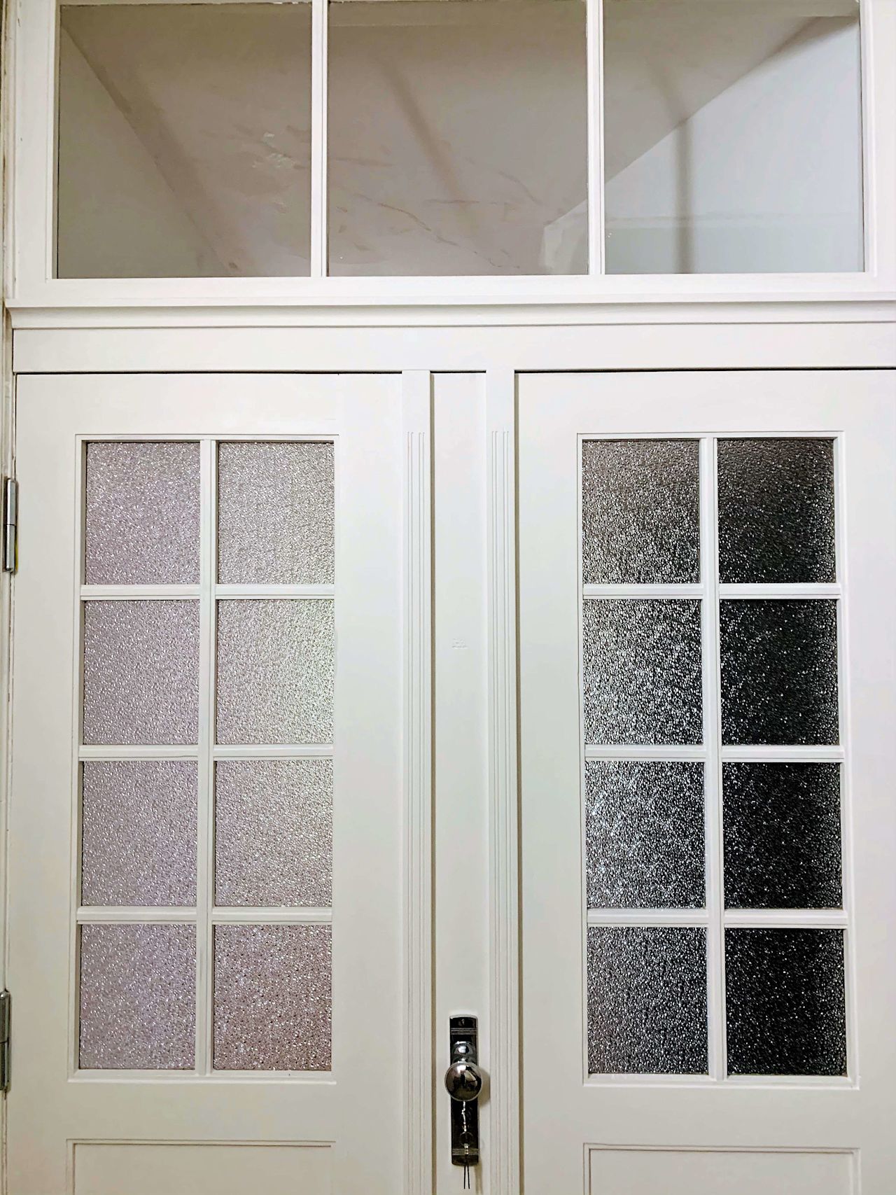 Wohnungstür mit Glaselementen