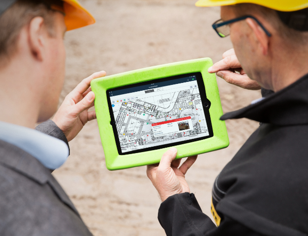 Twee mannen bekijken Ed Controls op de tablet