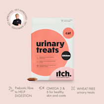 A pouch of Itch Urinary Treats for Cats with kibble and vet stamp of approval