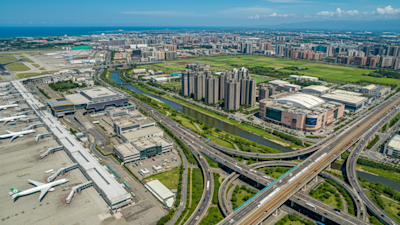 本文收集桃園市457筆預售建案（已取得建造執照且有公告預計完工時間），預計至少為桃園市房屋市場提供總計37,380戶住宅單位。這批龐大的供給量主要集中在2025年至2028年以後陸續完工，顯示桃園正處於一波高速城市擴張期。供給熱點明顯集中於桃園、龜山及中壢等核心行政區，反映出重大建設與產業發展對房市的驅動效應。