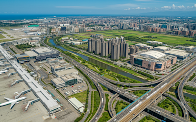 本文收集桃園市457筆預售建案(已取得建造執照且有公告預計完工時間),預計至少為桃園市房屋市場提供總計37,380戶住宅單位。這批龐大的供給量主要集中在2025年至2028年以後陸續完工,顯示桃園正處於一波高速城市擴張期。供給熱點明顯集中於桃園、龜山及中壢等核心行政區,反映出重大建設與產業發展對房市的驅動效應。