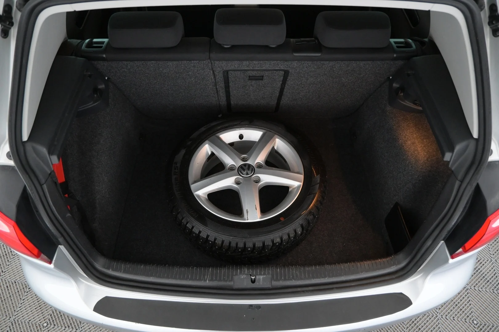 Car Image - 2usgDPVwMakDzvrrjnN9Lb