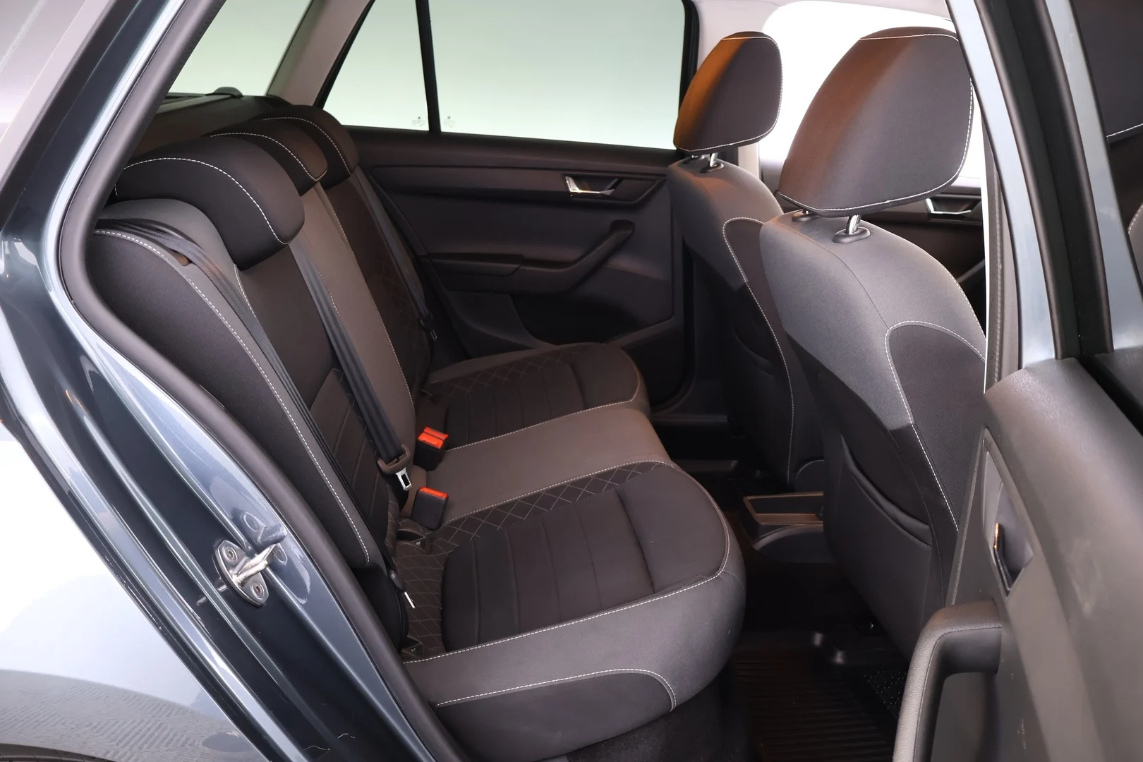 Car Image - 3AbKfPwDA0MqiV5Ytpv6bI