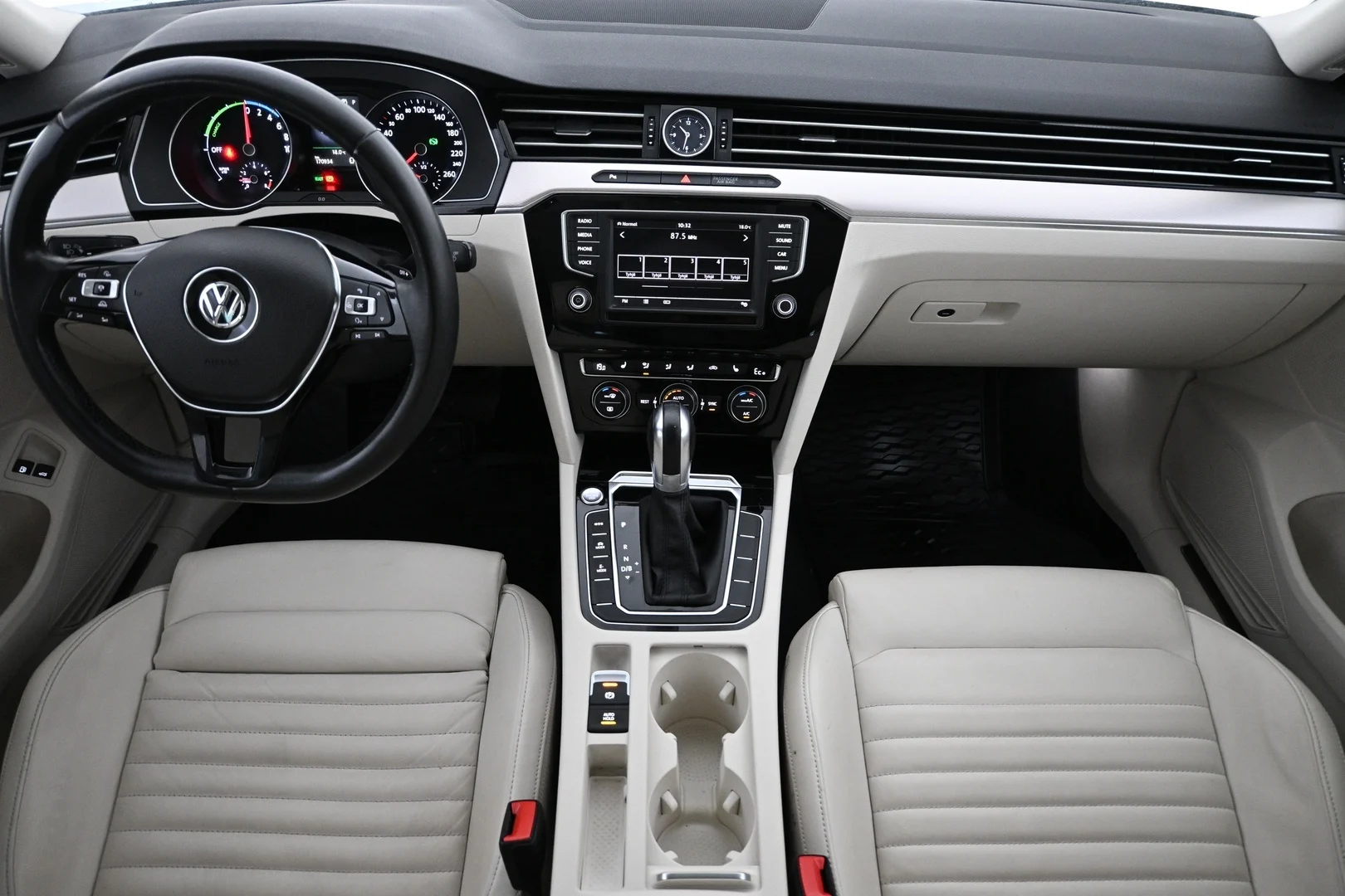 Car Image - 6BG19eRj2LxopuJ496m5u7