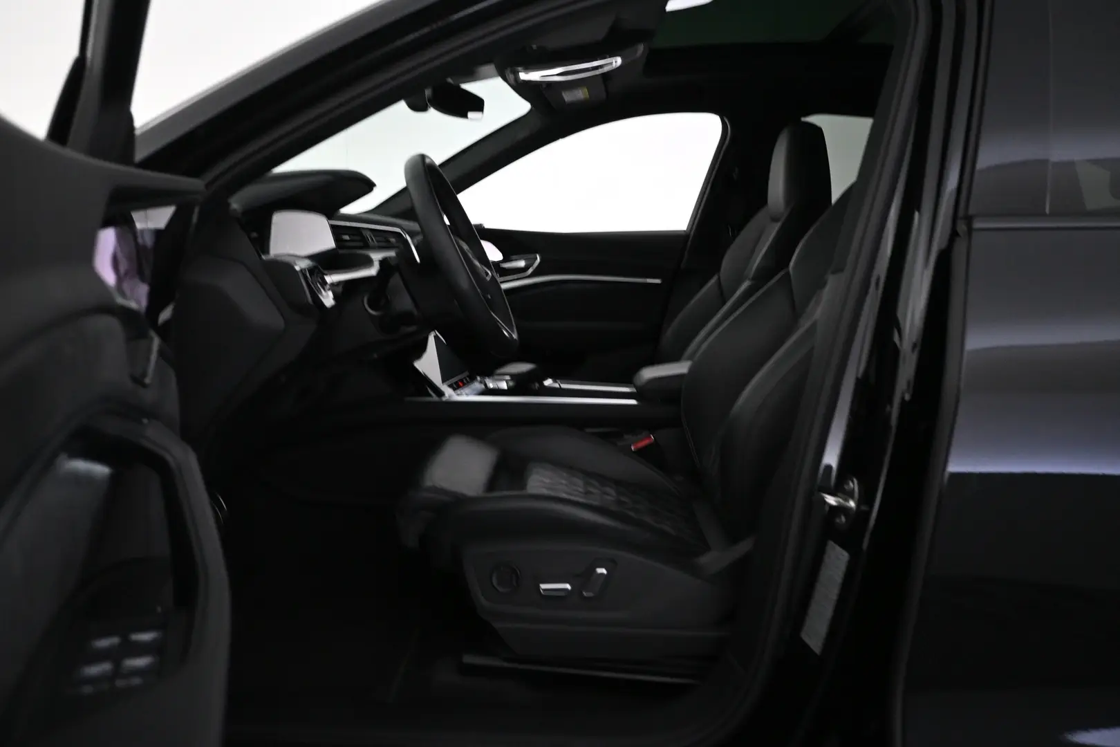Car Image - 3SeTrWVFpMxFcxx8TpHywU