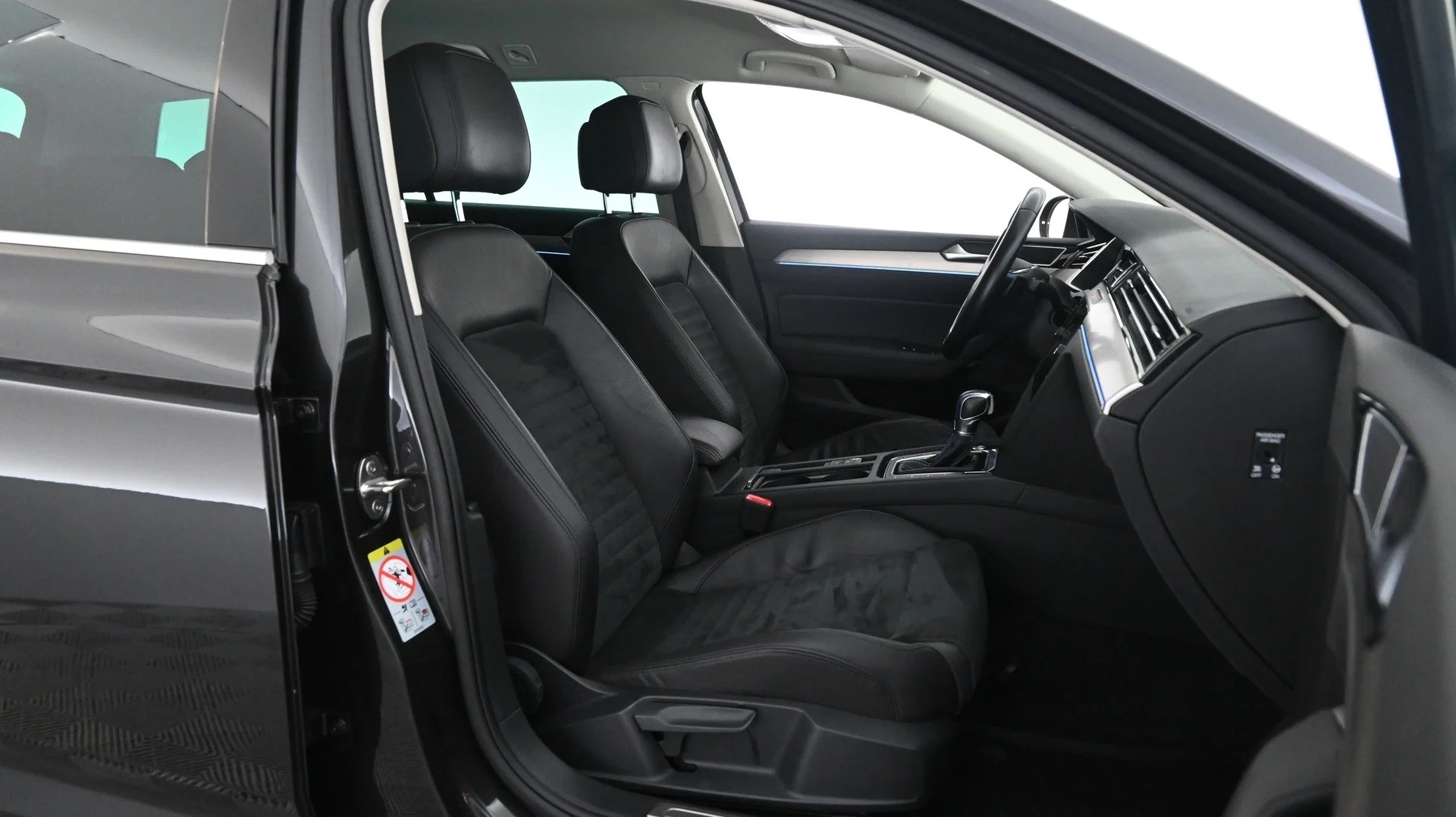 Car Image - 4B0pV65pFpob43ahMQOU9y