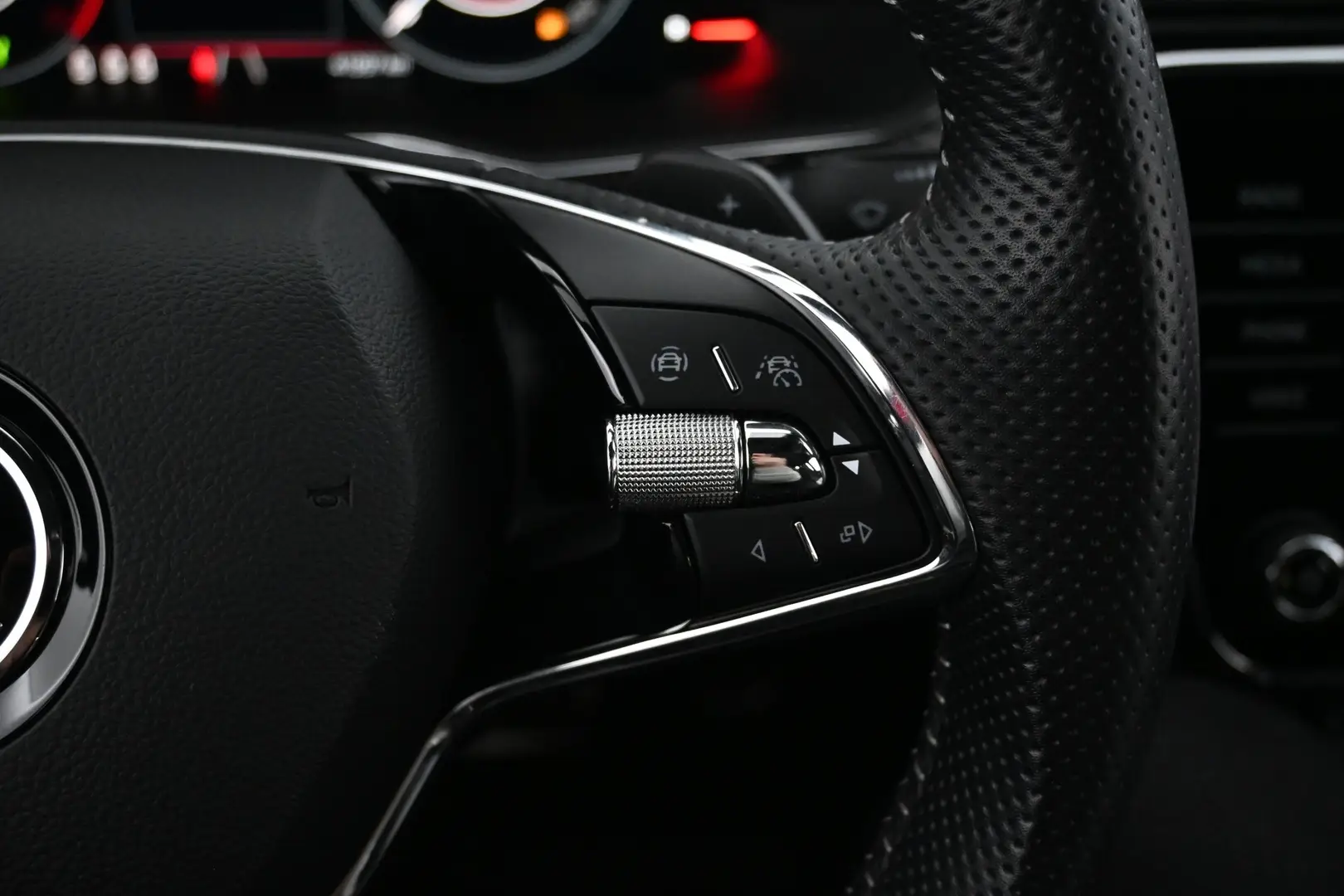 Car Image - 6VsNeLLzfiC2JWBE8ZBwHG