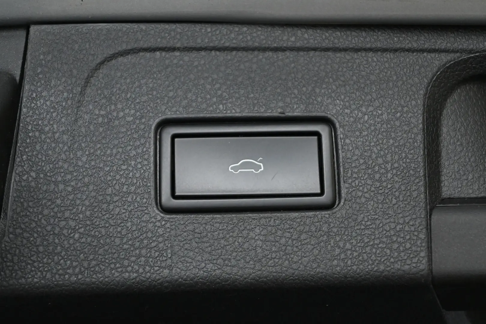 Car Image - 3Kfiu7oIfEuxYT8KgYBhAZ