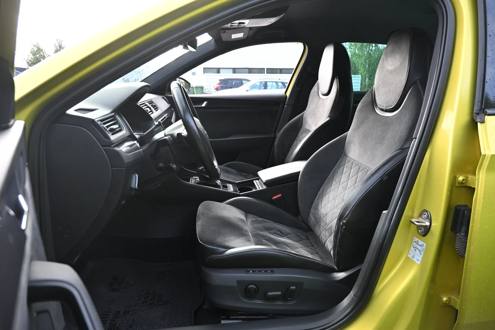 Car Image - 7h3yhLJrQbtcyubHcItx7m