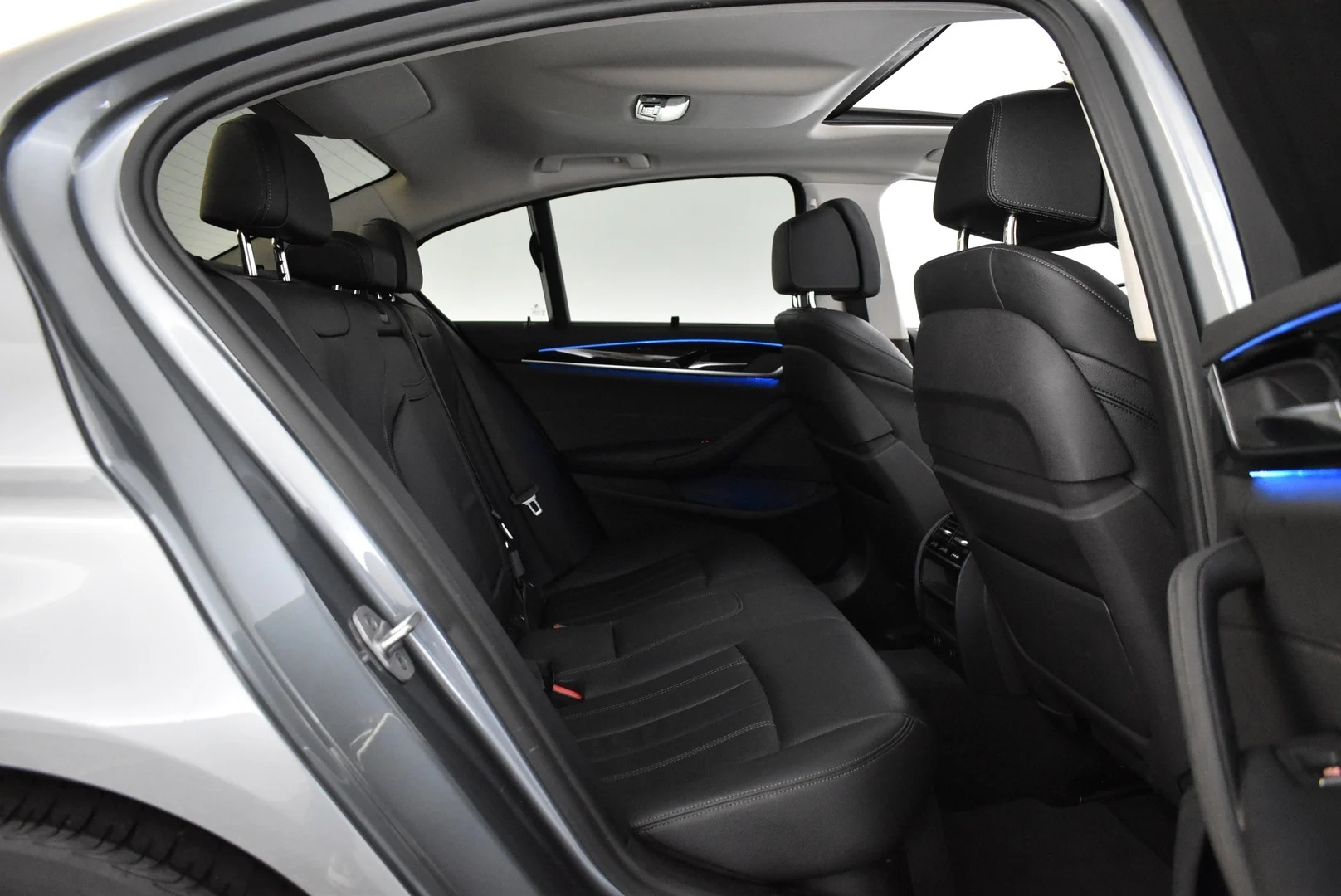 Car Image - 10x7DI300gjr3XC7yxPZQn