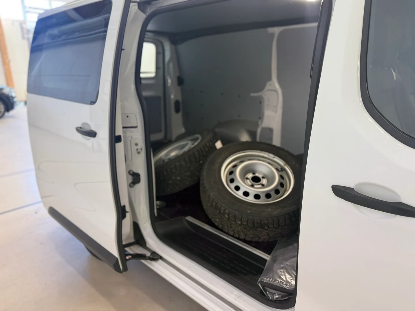 Car Image - CGLZzSN5vamg7sBnJQZBu