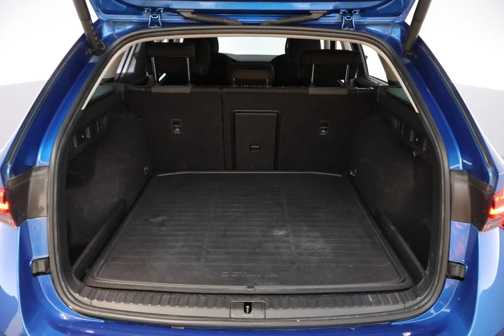 Car Image - 3glcVwAlarWvT33ixx13Nn