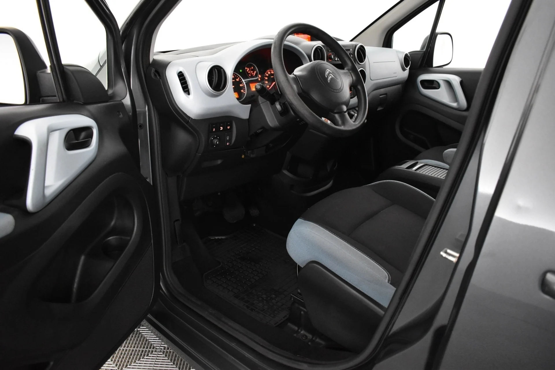 Car Image - 5YYv9ix5ENtkdeYH74uKOK