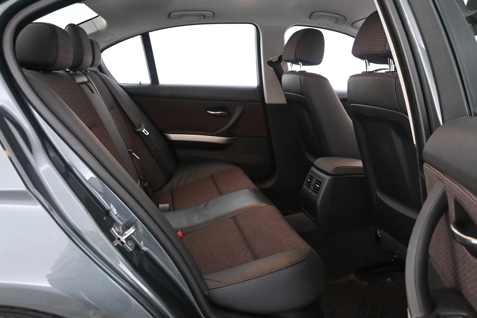 Car Image - 14RqUd3JJGyKiU7n9ujXxF