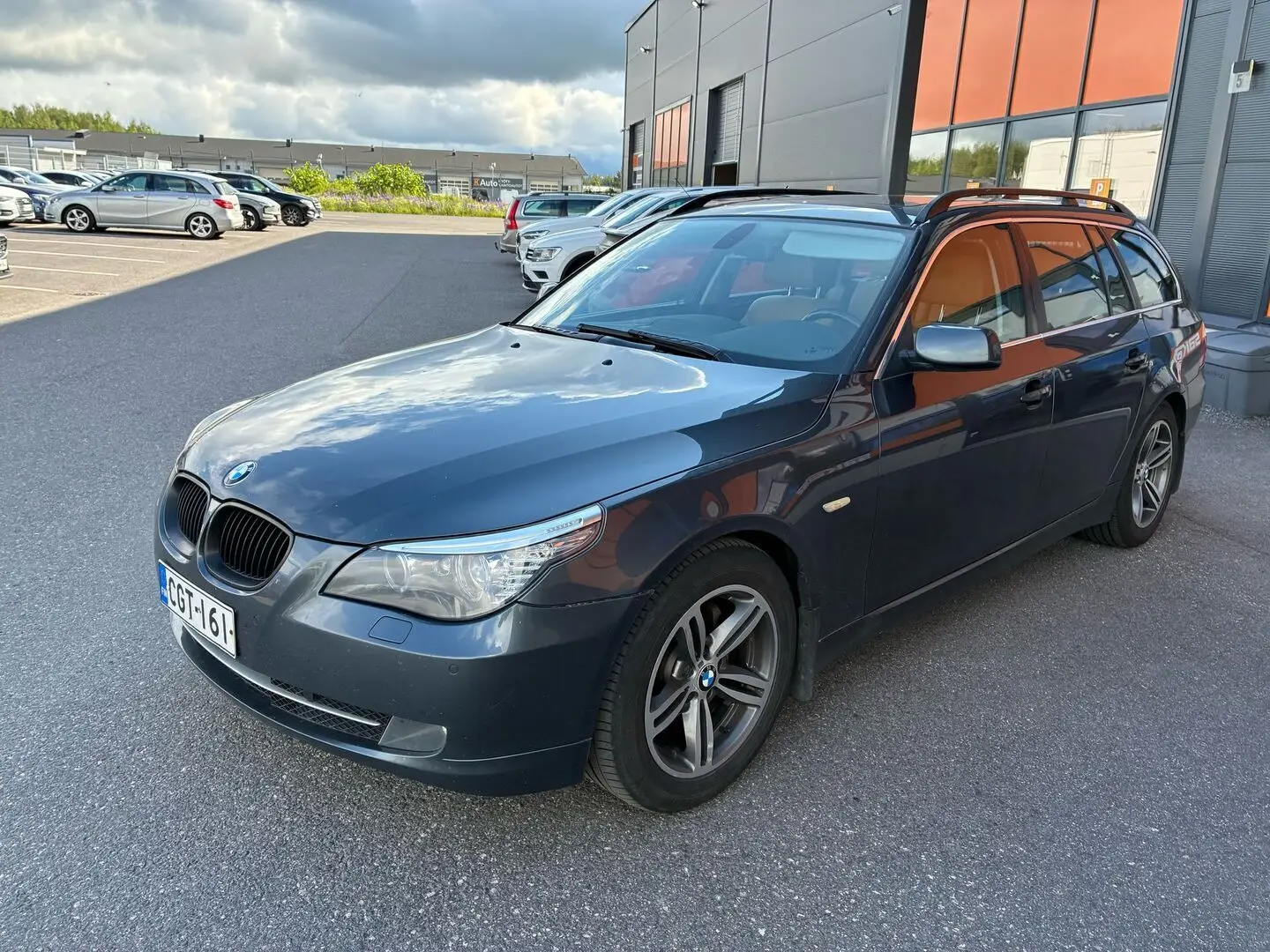 Car Image - 8kTN42r3JTpYHMjQ8x1bT