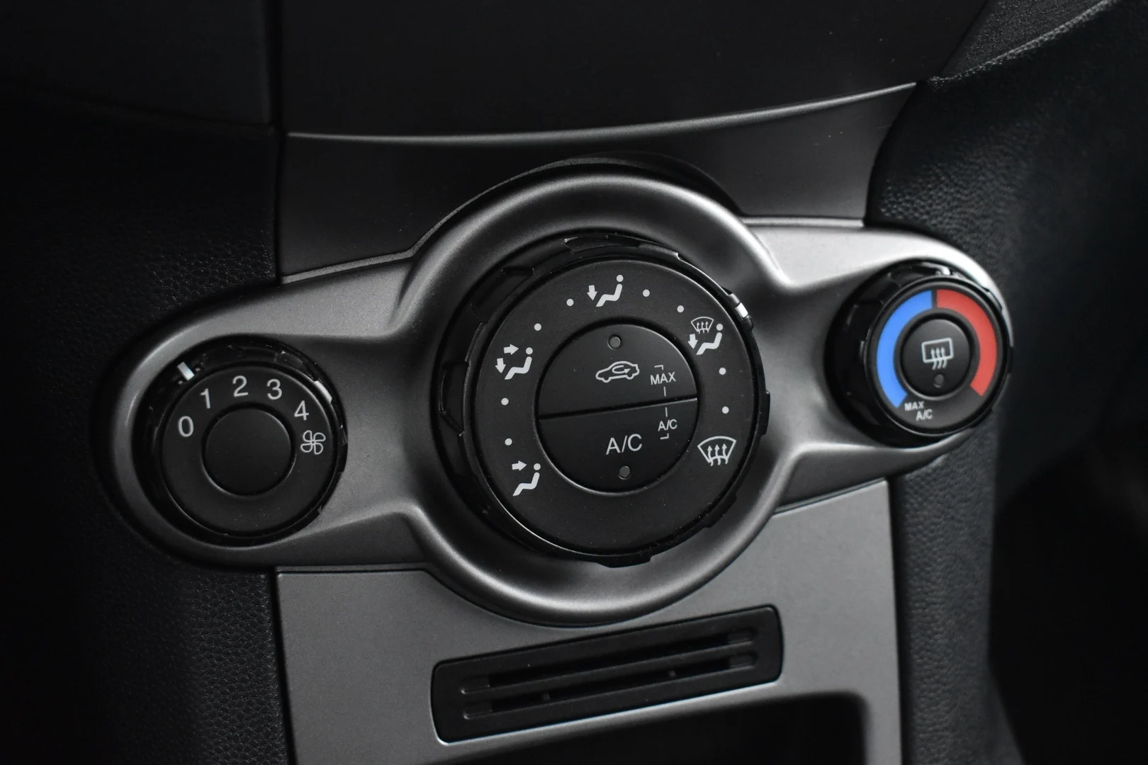 Car Image - 6sYMQoZiJL4QBkhX8b6l0p