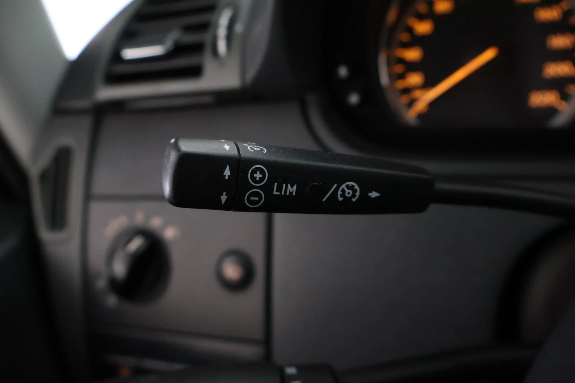 Car Image - 5v5NKyQSmq4sIOVHLGU6cL