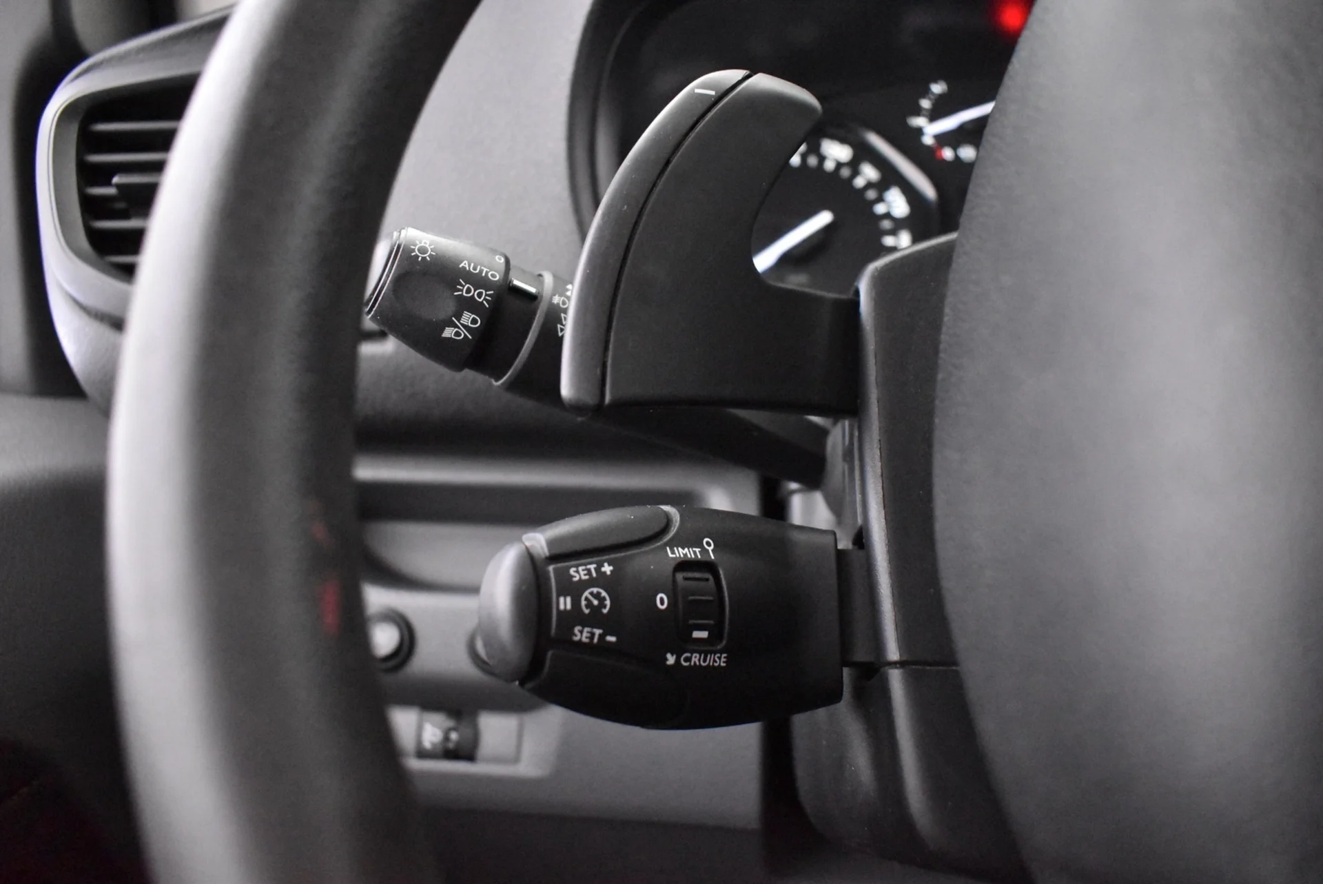 Car Image - 27SnxqOjkp4bzP0jn44LMy