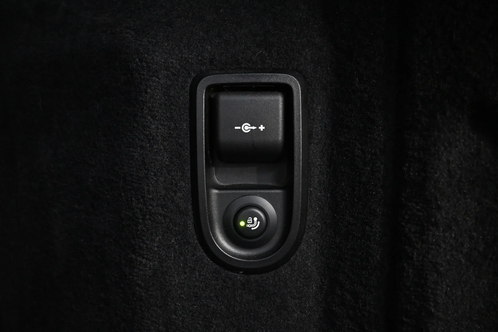 Car Image - 4D7ZVxXGTz6r8SPDL5Wg8