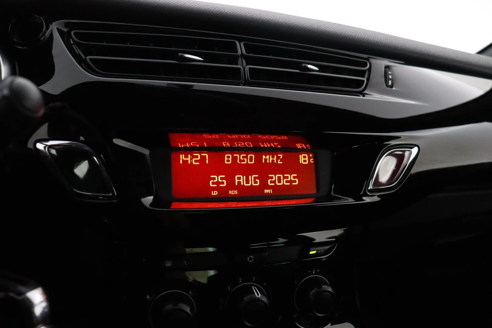 Car Image - 3w6xQmO213cVdpf5lVkqrz