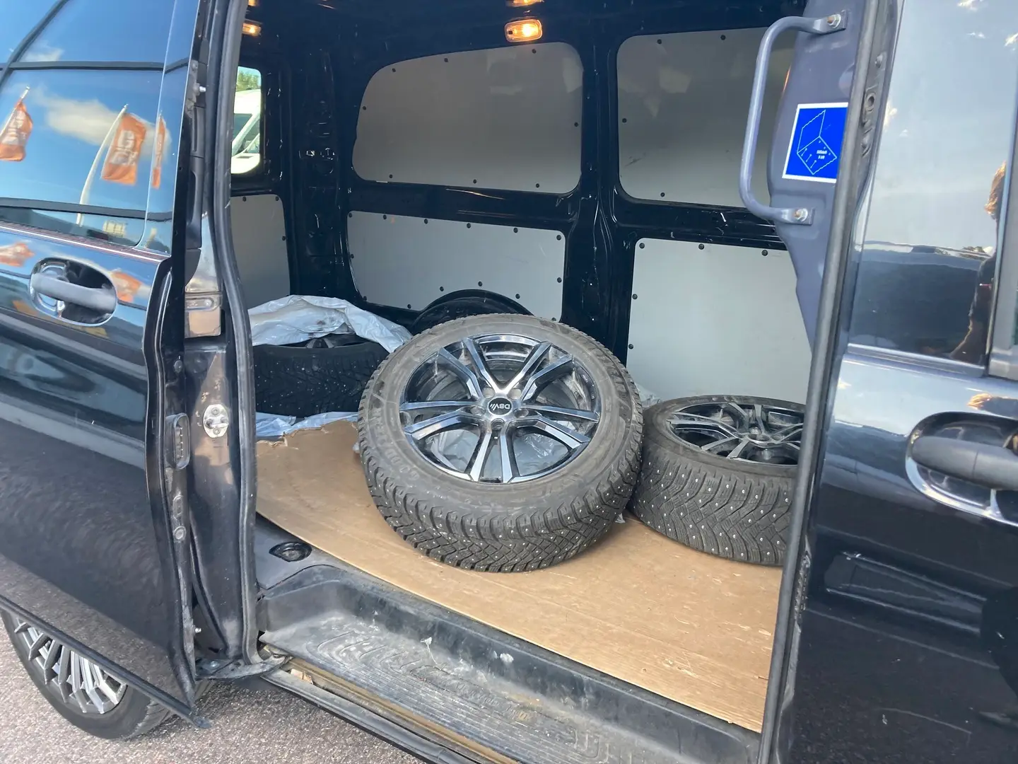 Car Image - 13WitkU37WaxrYv8FqY19F