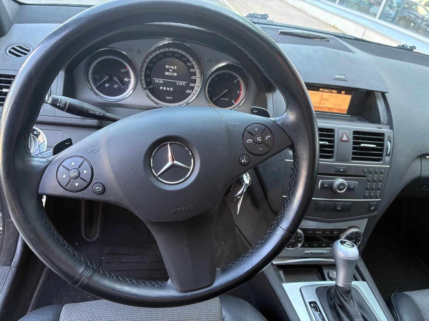 Car Image - 44ZbySEl7xmF8zj8t18bZp