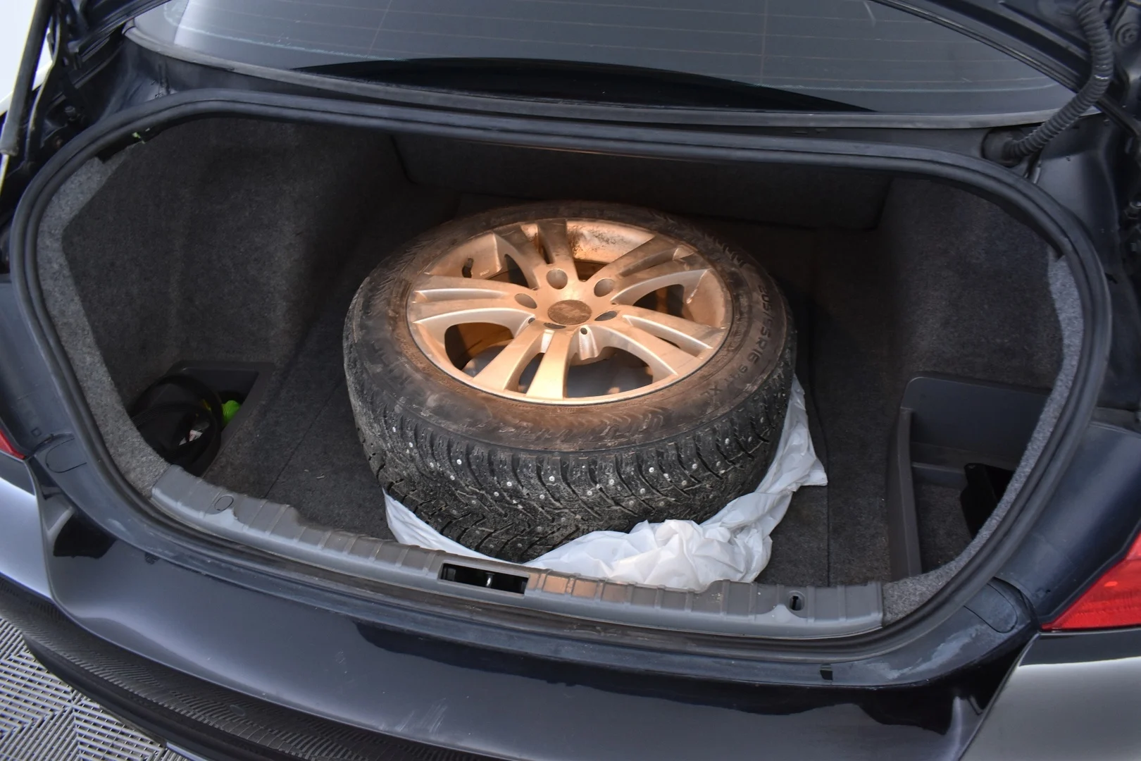 Car Image - rtUbc43oHzxWLUisiyfwW