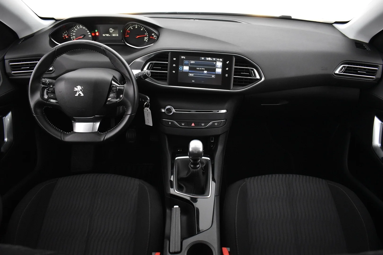 Car Image - a5h7ywSxdatalsM82Jl9p