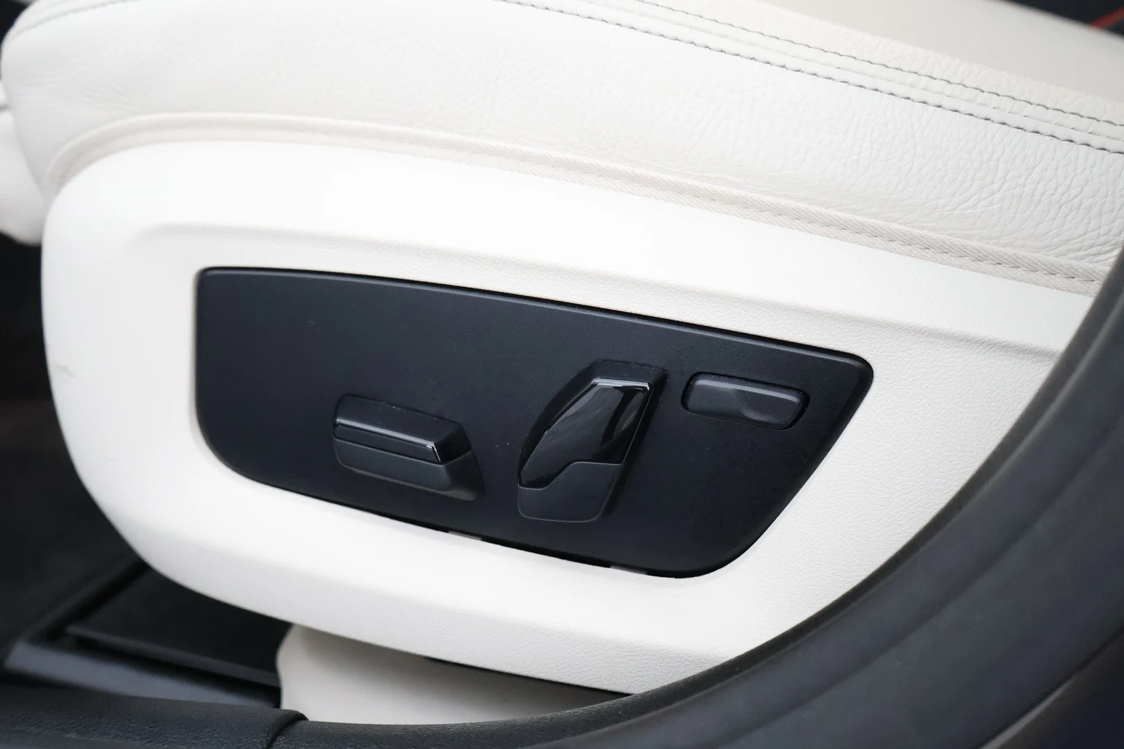 Car Image - Djc6MNlO7fIsLBGbGnamb